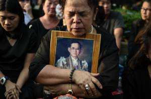 จีน-ออสซี่ แนะพลเมืองประพฤติตัวเคารพความรู้สึกคนไทย สูญเสียกษัตริย์อันเป็นที่รักยิ่ง