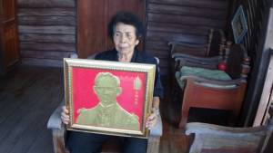 คุณย่าอ่างทองวัย 83 ผู้เคยทำอาหารถวายเผย “เสียใจมาก” เมื่อทราบข่าว “พ่อหลวงสวรรคต”