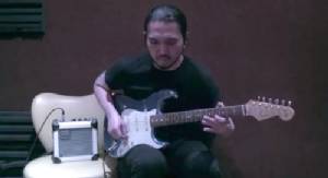 กรีดลึกถึงใจ! ชมคลิป “ต้น DEZEMBER” โซโลกีตาร์บรรเลงเพลงสรรเสริญฯ ถวายพ่อหลวง