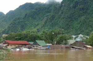 ภาคกลางเวียดนามอ่วมดีเปรสชันน้ำท่วมสูง 4 จังหวัด เสียชีวิตอย่างน้อย 11 คน
