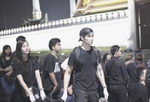 ทำดีเพื่อพ่อ! “ตูมตาม-ญิงญิ๋ง” เดินเก็บขยะที่ท้องสนามหลวง