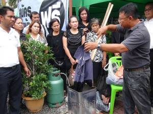 กศน.นครศรีฯ เปิดย้อมผ้าดำฟรี แถมให้ความรู้แก่ประชาชน