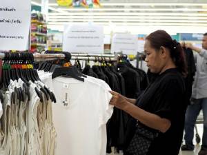 “เทสโก้” เพิ่มเสื้อผ้าดำ-ขาวตัวละ 89 บาท เตรียมเปิดให้ลงนามแสดงความอาลัยฯ ทุกสาขา