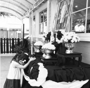 “น้องมะลิ” ก้มกราบพระบรมฉายาลักษณ์ บอกหนูจะทำตามคำที่พ่อหลวงสอน