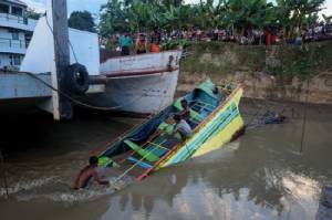 ยอดเหยื่อเรือข้ามฟากล่มในพม่าขยับเฉียด 50 ราย