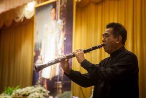 กลั้นไม่อยู่...ชมคลิป “อ.ธนิสร์” บรรเลงเพลงพระราชนิพนธ์ “แสงเทียน, ความฝันอันสูงสุด” ทำชาวรามฯ สะอื้นไห้