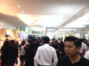 ประชาชนแห่ซื้อเสื้อผ้าสีดำที่กระทรวงอุตสาหกรรมวันแรกคึกคัก