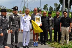 ผู้ว่าฯ ให้กำลังใจฝรั่งหัวใจไทยเดินเท้าถวายความอาลัยพระบาทสมเด็จพระปรมินทรมหาภูมิพลอดุลยเดช