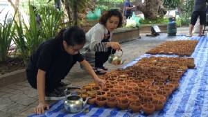 ชาวชุมชนเชียงใหม่รวมใจทำผางประทีปเตรียมจุดยี่เป็ง 9,999 ดวง บูชาพระพุทธคุณ ถวายพระราชกุศล และน้อมรำลึกในหลวงรัชกาลที่ 9