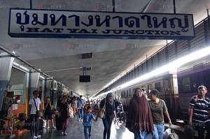 เสริมรถไฟฟรีเข้ากรุงฯ รองรับประชาชนเดินทางสักการะพระบรมศพ ช่วงวันหยุด