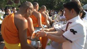 ชาวสหัสขันธ์เรือนหมื่น “ตักบาตรภูเขา” แสดงความอาลัยในหลวง ร.๙