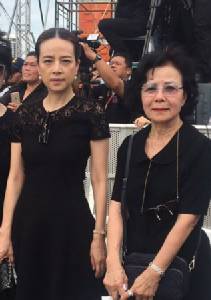 แป้ง-นวลพรรณ ร้องเพลงสรรเสริญพระบารมีพร้อมกับร้องไห้ไปด้วย