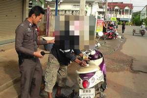 ระทึกหนุ่มคลั่งใช้น้ำมันราดตัวเตรียมจุดไฟเผา ตร.เจรจาสำเร็จ
