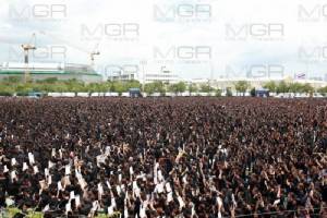 (คลิป 360 องศา) ประชาชนร้องเพลง “สรรเสริญพระบารมี” กึกก้อง ถวายแด่พระเจ้าอยู่หัว