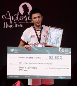 “ทนงศักดิ์” ถือพระบรมฉายาลักษณ์-ถวายแชมป์ขนไก่แด่ “ในหลวง”