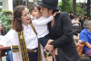 “แอมมี่” อุ้ม “น้องลัลลาเบล” ร่วมยินดี “วี วิโอเลต” รับปริญญา