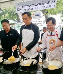 รมว.พลังงานให้กำลังใจเจ้าหน้าที่จุดบริการประชาชนที่สนามหลวง