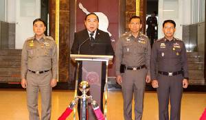 “บิ๊กป้อม” เผยพร้อมรับ ปชช.สักการะพระบรมศพ 29 ต.ค.วันละ 1 หมื่นคน จี้ตามติดกลุ่มหมิ่นเบื้องสูง