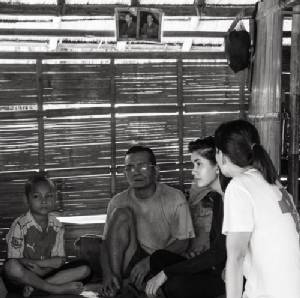 น้ำใจงาม! "ปู ไปรยา" เดินทางเยี่ยมหมู่บ้านผู้ลี้ภัย สุดประทับใจทุกบ้านมีรูปในหลวง ร.9