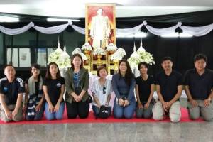 นักท่องเที่ยวสิงคโปร์ร่วมแสดงความอาลัยพระบาทสมเด็จพระปรมินทรมหาภูมิพลอดุลยเดช