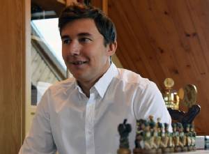 Russian grandmaster aims to dethrone chess king Carlsen