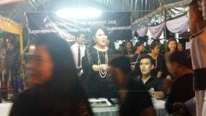 ทูลกระหม่อมหญิงอุบลรัตนฯ พระราชทานพระบรมฉายาลักษณ์ฯ-ของว่างแก่ผู้มาร่วมแสดงความอาลัย พระเจ้าอยู่หัว รัชกาลที่ ๙