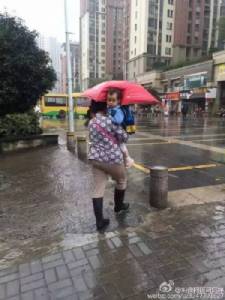 อาม่าคะ ร่มหนูอยู่ไหน? ชาวเน็ตขำภาพหลุดหนูน้อยเปียกฝนในจีน