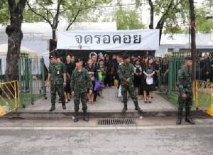 ปชช.ไม่ย่อท้อ ยังคงปักหลักค้างคืน หลังเข้าคิวสักการะพระบรมศพแต่หมดเวลาก่อน