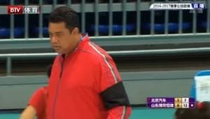 “โค้ชอ๊อต” สวมปลอกแขนดำถวายอาลัย “ในหลวง ร.๙” คุมทีมลีกจีน (คลิป)