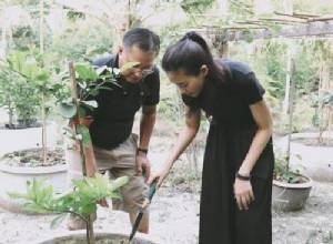 พูดจริงทำจริง! “จุ๋ย” อวดผลผลิตจากสวน ยึดหลักพอเพียงตามรอยพ่อหลวง ร.๙