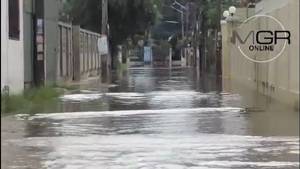 เมืองเพชรบุรีอ่วมน้ำท่วมหนัก ถนนในเขตเทศบาล บ้านประชาชนจม โรงเรียนประกาศหยุดเรียน 4 วัน (ชมคลิป)