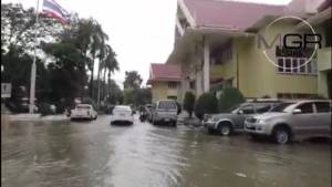 เมืองเพชรบุรีอ่วมน้ำท่วมหนัก ถนนในเขตเทศบาล บ้านประชาชนจม โรงเรียนประกาศหยุดเรียน 4 วัน (ชมคลิป)