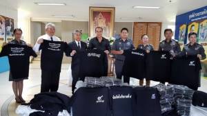 พ่อค้าไทยในลาวสำนึกพระมหากรุณาธิคุณในหลวง แจกเสื้อยืดสีดำฟรี 2,000 ตัว ผ่านผู้ว่าฯ หนองคาย