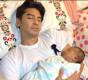 คุณพ่อป้ายแดง “เต๋า ดรากอนไฟว์” เห่อลูกจัดแม้ยามหลับก็ไม่ปล่อย