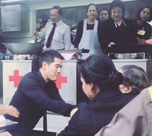 “วู้ดดี้” ปลื้มปีติ “พระองค์โสมฯ” ให้ช่วยแจกไก่ทอดแก่ประชาชน