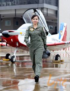ภาคภูมิใจ! “หมวดพิซซ่า” นักบินหญิงรับใช้พระราชารุ่นแรกของไทย!!