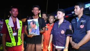 หนุ่มชาวสวนนครสวรรค์มุ่งมั่นเดินเท้าเข้าถวายสักการะพระบรมศพ ถึงนนทบุรีแล้ว