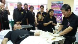 อบจ.กระบี่ ร่วมนักเรียนเก่าอำนวยศิลป์จัดผ่าตัดนิ้วล็อกให้ผู้ป่วย