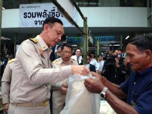 วันแรก ปตท.เปิดพื้นที่สำนักงานใหญ่ขายข้าว “อนันตพร” ควักจ่ายซื้อช่วยชาวนา