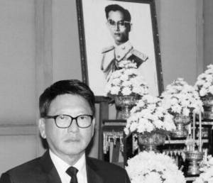 พ่อสอนให้สำนึกในบุญคุณแผ่นดินของพระราชาผู้ทรงธรรม  / ประมุขพิสิฐ อัจฉริยะฉาย