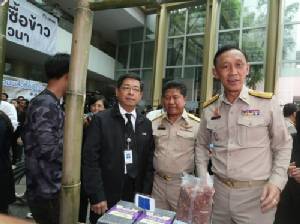 ปตท.สำนักงานใหญ่ เปิดจำหน่ายข้าวจากโครงการรวมพลังซื้อข้าวจากชาวนา