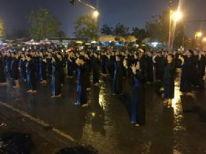 ตื้นตัน ชาวอุดรฯ ฝ่าสายฝนรำแสดงอาลัย “พ่อหลวง”