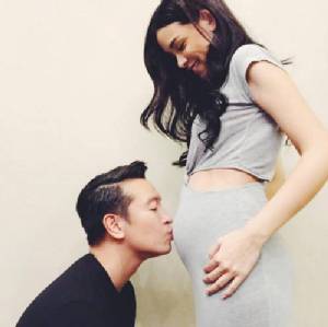 อบอุ่น! “ชาย” จูบลูกน้อยในครรภ์ “วิกกี้”