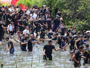ตำรวจสงขลาร่วมปลูกป่าชายเลน 2 พันต้น ถวายเป็นพระราชกุศล “ในหลวง ร.๙”