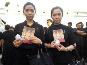 พสกนิกรชาวไทย-ต่างชาติ ร่วมถวายสักการะพระบรมศพในหลวง รัชกาลที่ ๙ เป็นวันที่ 14