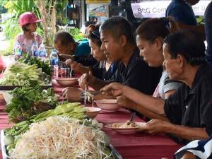ร่วมกันลงขันชาวตลาดเกษตรทุ่งสง จัดตั้งโรงทานเลี้ยงอาหารถวายเป็นพระราชกุศล
