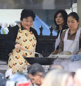 พระองค์โสมฯ รับสั่งให้มูลนิธิเพื่อนพึ่ง (ภาฯ) ยามยาก นำข้าวเหนียวไก่ทอดแจกพสกนิกร