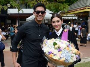 รูปคู่ที่รอคอย “เวียร์”หอบดอกไม้ช่อใหญ่ยินดีหวานใจ”เบลล่า”จบโท