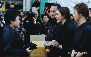 สวยด้วยใจบุญด้วย “ชมพู่ อารยา”ถวายเสื้อผ้าย้อมดำ 1 แสนชิ้น ให้ “พระองค์โสม”
