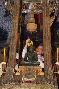 สมเด็จพระบรมฯ ทรงเปลี่ยนเครื่องทรงฤดูหนาวถวายพระแก้วมรกต